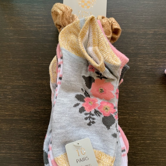 Girls Vince Camuto 10 pair socks. - Picture 2 of 2